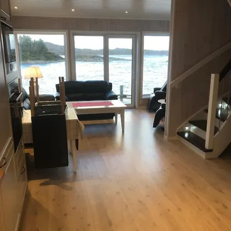 Holiday home Lysoya Sjohus 2 *