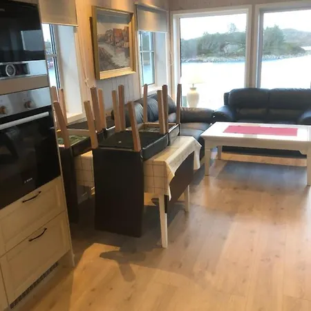 Lysoya Sjohus 2 Holiday home *